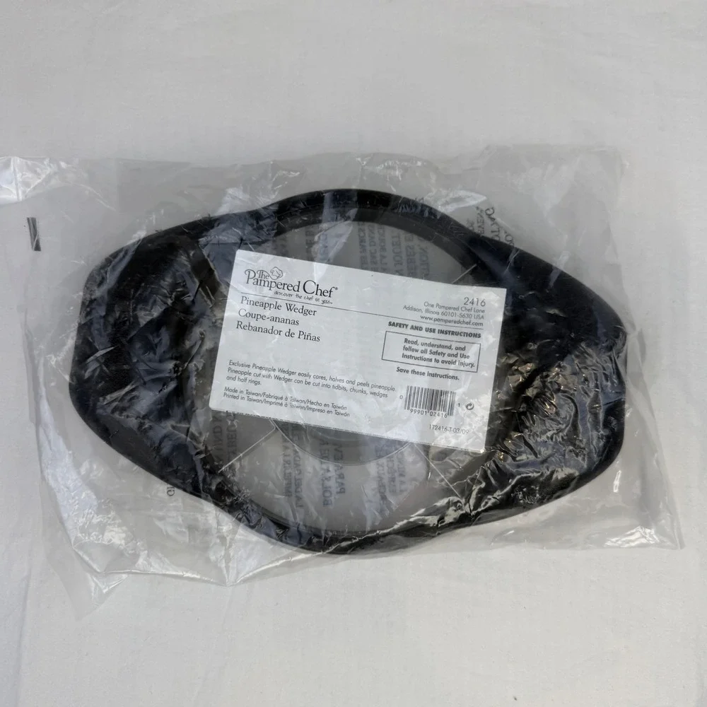 The Pampered Chef Pineapple Wedger 2416 Black Stainless Steel Core Peeler New